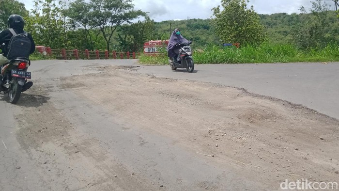 Kerusakan jalan di Jembatan Desa Gantiwarno ke arah Gunungkidul.