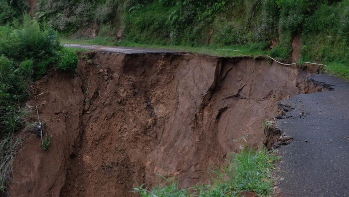 JALAUR ALTERNATIF KE DIENG PUTUS TOTAL Jalan alternatif menuju kawasan dataran tinggi Dieng lewat Candiroto longsor di Desa Campurejo, Tretep, Temanggung, Jawa Tengah, Senin (24/10/2022). Terdapat belasan titik tanah longsor di jalur alternatif menuju kawasan wisata Dieng yang menyebabkan jalan tersebut terputus total, untuk sementara jalan dialihkan ke jalur lain. ANTARA FOTO/Anis Efizudin/foc.