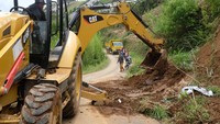 Terdapat belasan titik tanah longsor di jalur alternatif menuju kawasan wisata Dieng yang menyebabkan jalan tersebut terputus total, untuk sementara jalan dialihkan ke jalur lain.