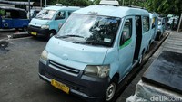 Sejumlah angkot sedang ngetem untuk menunggu calon penumpang di kawasan Tanah Abang.