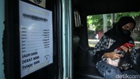 Kenaikan tarif angkot mulai diterapkan disertai informasi tarif yang dipajang di setiap pintu masuk angkot non Jak Lingko.