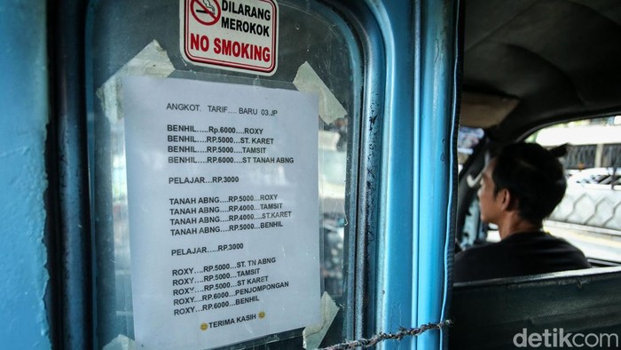 Informasi tarif baru angkot terpajang di pintu masuk angkot Kawasan Tanah Abang, Jakarta, Senin (24/10/2022). Kenaikan tarif angkot mulai diterapkan disertai informasi tarif yang dipajang di setiap pintu masuk angkot non Jak Lingko.