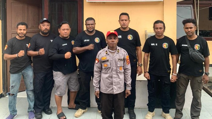 Pria berinisial ALO (21) di Jayapura, Papua ditangkap lantaran memakai pakaian dinas Polri dengan pangkat Ipda.