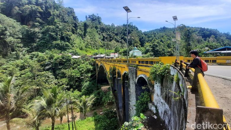 Jembatan Bolong Mamuju, Sulawesi Barat (Sulbar). Jembatan Bolong Mamuju, Sulawesi Barat (Sulbar).