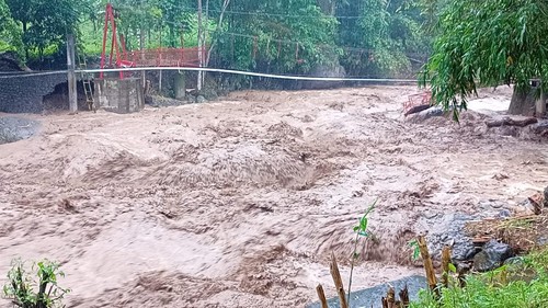 Arus deras Sungai Gelar, Desa Batuagung, Kecamatan Jembrana yang sangat deras ketika hujan Senin (24/10/2022).