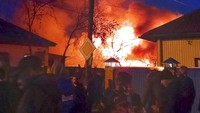 Sedikitnya belasan petugas pemadam kebakaran dikerahkan untuk memadamkan api.