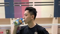 Di Instagramnya, pebulu tangkis muda berusia 26 tahun ini sering mengabadikan momen kulinerannya bersama teman-temannya. Foto: Instagram @rianardianto