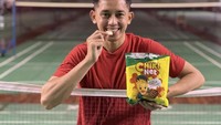 Di sela-sela kesibukannya berlatih bulu tangkis, dirinya sering pose dengan camilan favoritnya seperti Chiki salah satunya. Foto: Instagram @rianardianto