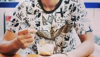 Kalau sedang tidak bertanding, pebulu tangkis asal Bantul ini sering bersantai di kafe dengan mencicipi berbagai minuman dan makanan. Foto: Instagram @rianardianto