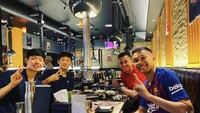 Bersama pemain bulu tangkis dari negara Korea Selatan, Rian santap hidangan Korean BBQ yang enak di salah satu restoran ternama. Foto: Instagram @rianardianto