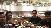 Saat di Yogyakarta, Rian sering memanfaatkan waktunya untuk makan bareng teman-temannya. Menu favoritnya ada makanan Jepang seperti sushi hingga katsu. Foto: Instagram @rianardianto