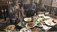 Makanan Indonesia juga dia sukai, seperti ikan goreng, tumis kangkung sampau ayam goreng yang enak di restoran lesehan. Foto: Instagram @rianardianto
