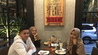 Bertemu dengan teman-temannya, Rian pilih restoran pizza favoritnya. Di sana ia juga memesan pizza dan sejumlah minuman. Foto: Instagram @rianardianto