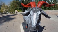 Tanduknya juga terlihat melengkung ke belakang. Di setiap sudut kota Ankara, kita pasti bisa melihat patung kambing unik ini. (Wahyu Setyo/detikTravel)