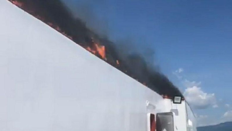 Kapal Ferry terbakar di Alor NTT.