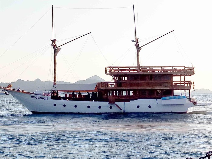 Kapal Phinisi Andamari di perairan Labuan Bajo