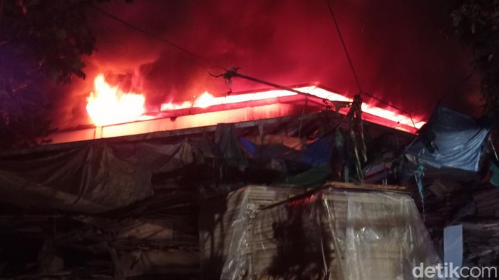 Kebakaran gudang tripleks di Bandung.