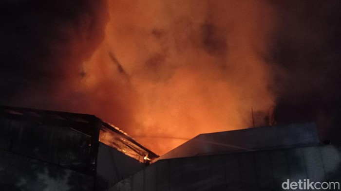 Kebakaran gudang tripleks di Bandung.