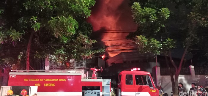 Kebakaran gudang tripleks di Bandung.
