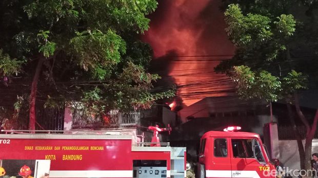 Kebakaran gudang tripleks di Bandung.