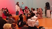Anak-anak sibuk menggambar dan memadati ruangan galeri.  Foto: Tia Agnes/ detikcom