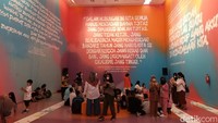 Di bagian Galeri Oesman Effendi, ada acara mendongeng dan lomba menggambar yang dibawakan oleh Kelompok Pencinta Bacaan Anak (KPBA) yang didirikan oleh pegiat literasi, Murti Bunanta.  Foto: Tia Agnes/ detikcom