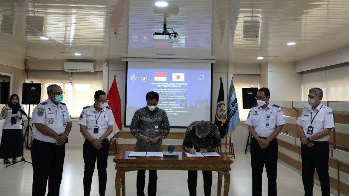 Kementerian Perhubungan bersama Penta Ocean-Toyo-Rinkai-PP-Wika-Jakon Consortium melaksanakan Penandatanganan Kontrak Paket 6: Konstruksi Terminal Peti Kemas No. 2, Proyek Pembangunan Pelabuhan Patimban Fase 1-2 pada Senin (24/10) di Ruang Sriwijaya Kantor Kementerian Perhubungan Jakarta. (Dok. Kemenhub)
