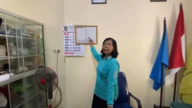 Kepsek SDN 111 Tirtoyoso menunjukkan ijazah Jokowi (tangkapan layar)