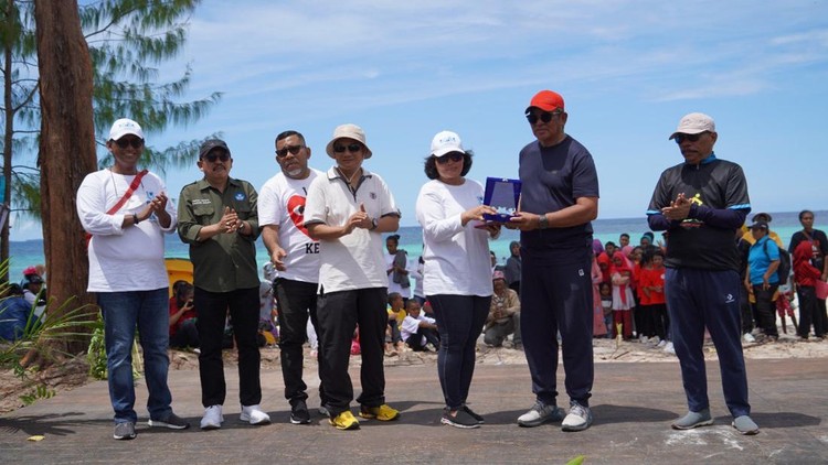Kominfo Gelar Lomba PUBG hingga Fotografi di Festival Pesona Meti Kei BAKTI (Badan Aksesibilitas Telekomunikasi dan Informasi) Kominfo berpartisipasi dalam Festival Pesona Meti Kei (FPMK) yang diselenggarakan oleh Pemerintah Kabupaten Maluku Tenggara pada 21-16 Oktober 2022 di Pantai Ngiarwarat.