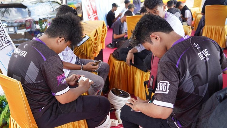 BAKTI (Badan Aksesibilitas Telekomunikasi dan Informasi) Kominfo berpartisipasi dalam Festival Pesona Meti Kei (FPMK) yang diselenggarakan oleh Pemerintah Kabupaten Maluku Tenggara pada 21-16 Oktober 2022 di Pantai Ngiarwarat.