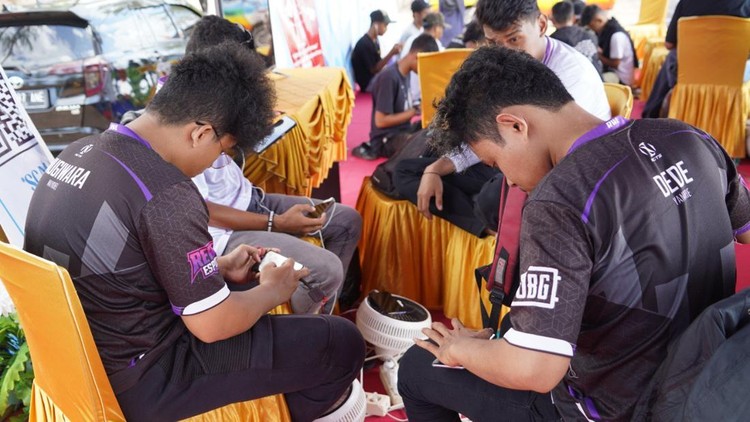 Kominfo Gelar Lomba PUBG hingga Fotografi di Festival Pesona Meti Kei BAKTI (Badan Aksesibilitas Telekomunikasi dan Informasi) Kominfo berpartisipasi dalam Festival Pesona Meti Kei (FPMK) yang diselenggarakan oleh Pemerintah Kabupaten Maluku Tenggara pada 21-16 Oktober 2022 di Pantai Ngiarwarat.