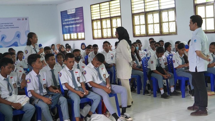 Kominfo Gelar Lomba PUBG hingga Fotografi di Festival Pesona Meti Kei BAKTI (Badan Aksesibilitas Telekomunikasi dan Informasi) Kominfo berpartisipasi dalam Festival Pesona Meti Kei (FPMK) yang diselenggarakan oleh Pemerintah Kabupaten Maluku Tenggara pada 21-16 Oktober 2022 di Pantai Ngiarwarat.