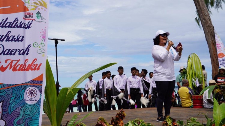 Kominfo Gelar Lomba PUBG hingga Fotografi di Festival Pesona Meti Kei BAKTI (Badan Aksesibilitas Telekomunikasi dan Informasi) Kominfo berpartisipasi dalam Festival Pesona Meti Kei (FPMK) yang diselenggarakan oleh Pemerintah Kabupaten Maluku Tenggara pada 21-16 Oktober 2022 di Pantai Ngiarwarat.
