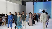 Negara tujuan utama ekspor produk fesyen Indonesia antara lain Amerika Serikat, Swiss, Jepang, Tiongkok, dan Jerman. Sementara produk utama ekspor fesyen Indonesia antara lain kaos, celana, blus, perhiasan, sepatu olah raga, dan alas kaki.