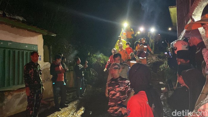 Korban longsor di Kecamatan Caringin, Kabupaten Sukabumi bertambah menjadi tiga orang.
