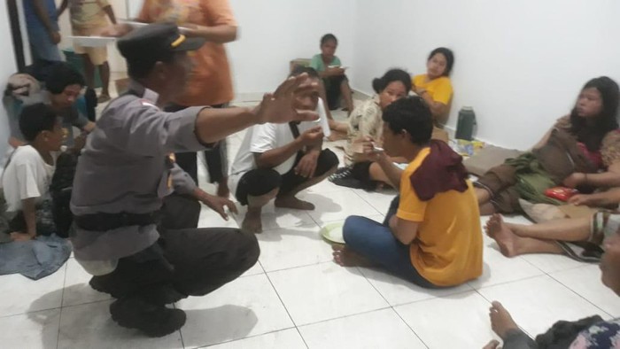 Korban selamat Kapal KM Express Cantika 77 yang terbakar di perairan NTT saat ini dievakuasi oleh pihak kepolisian.