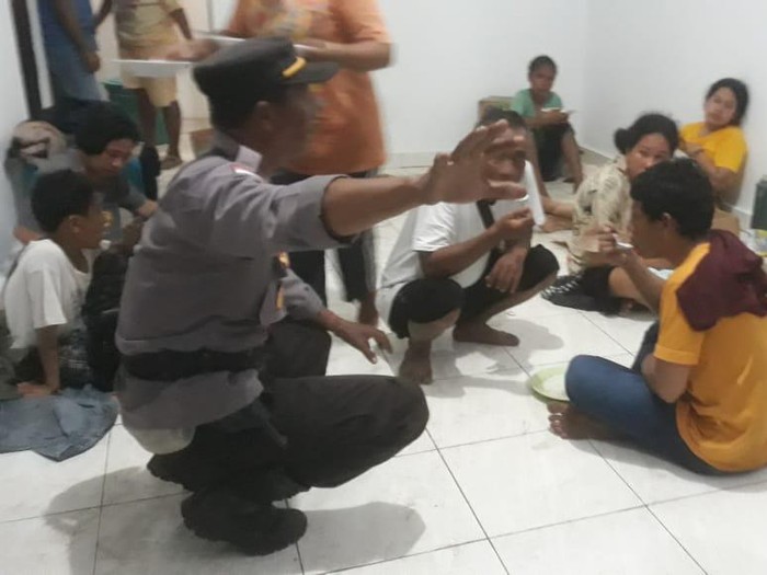 Korban selamat Kapal KM Express Cantika 77 yang terbakar di perairan NTT saat ini dievakuasi oleh pihak kepolisian.