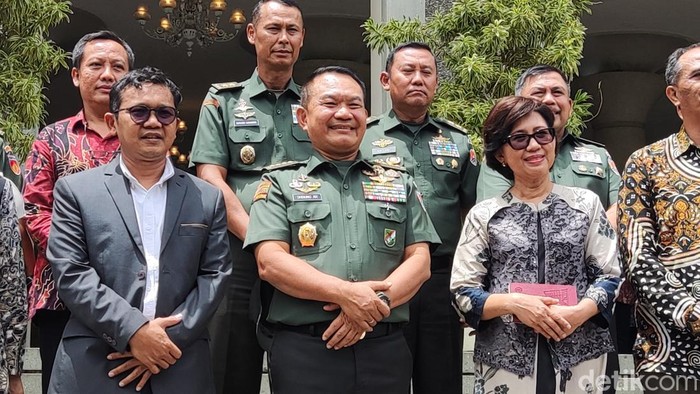 KSAD Jenderal Dudung Abdurachman dan jajaran pimpinan UGM, Senin (24/10/2022).