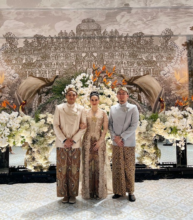 Chelse Islan tampil mewah berbalut kebaya kutu baru bernuansa beige saat melangsungkan acara tunangan dengan Rob Clinton Cardinal. Kebaya beige berbahan lace rancangan Eddy Betty ini tampak mewah dengan hiasan payet dan ekor menyapu lantai. Ia memadukannya dengan kain batik klasik. Foto: Instagram @abrahamsrijaya