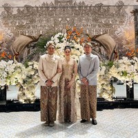 Chelse Islan tampil mewah berbalut kebaya kutu baru bernuansa beige saat melangsungkan acara tunangan dengan Rob Clinton Cardinal. Kebaya beige berbahan lace rancangan Eddy Betty ini tampak mewah dengan hiasan payet dan ekor menyapu lantai. Ia memadukannya dengan kain batik klasik. Foto: Instagram @abrahamsrijaya