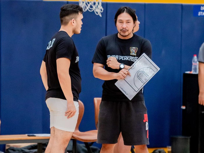 Legenda basket Indonesia, Rachmad Febri Utomo (kanan), jadi asisten pelatih Bima Perkasa Jogja, Senin (24/10/2022).