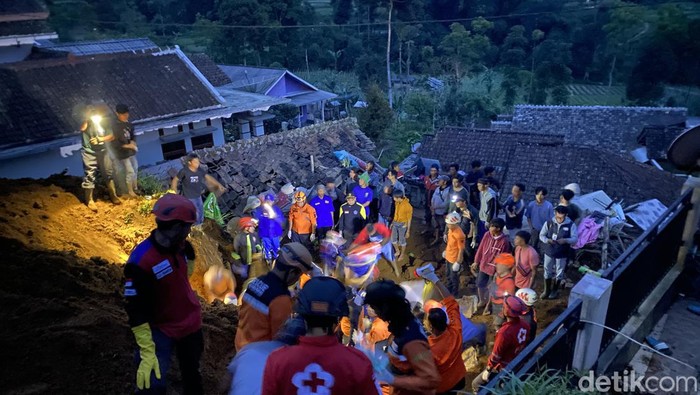Longsor di kawasan Caringin, Kabupaten Sukabumi.