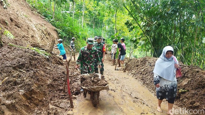 pembersihan material longsor di tulungagung