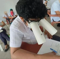 Para mahasiswa di salah satu perguruan tinggi di Kota Legazpi diminta untuk mengenakan penutup kepala yang akan mencegah mereka mengintip lembar jawaban teman.