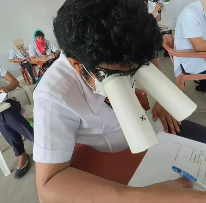 Para mahasiswa di salah satu perguruan tinggi di Kota Legazpi diminta untuk mengenakan penutup kepala yang akan mencegah mereka mengintip lembar jawaban teman.