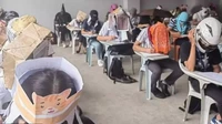 Para mahasiswa di salah satu perguruan tinggi di Kota Legazpi diminta untuk mengenakan penutup kepala yang akan mencegah mereka mengintip lembar jawaban teman.