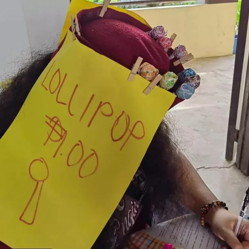 Para mahasiswa di salah satu perguruan tinggi di Kota Legazpi diminta untuk mengenakan penutup kepala yang akan mencegah mereka mengintip lembar jawaban teman.