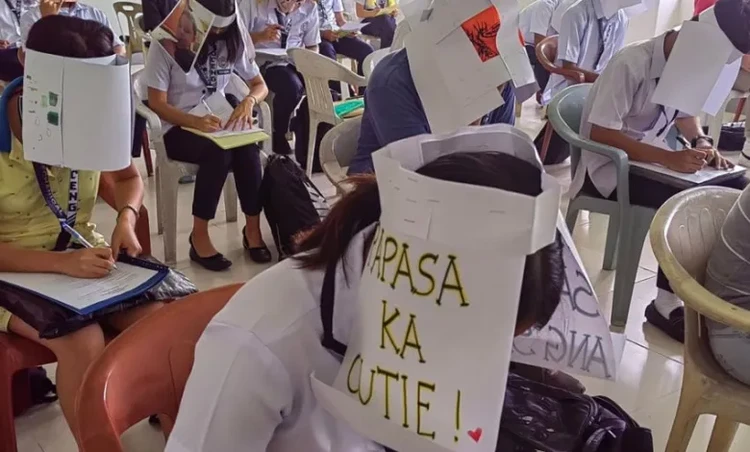 Para mahasiswa di salah satu perguruan tinggi di Kota Legazpi diminta untuk mengenakan penutup kepala yang akan mencegah mereka mengintip lembar jawaban teman.