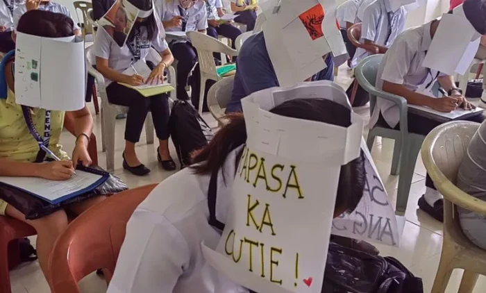 Lucunya Mahasiswa Filipina Pakai Topi 'Anti Nyontek' Para mahasiswa di salah satu perguruan tinggi di Kota Legazpi diminta untuk mengenakan penutup kepala yang akan mencegah mereka mengintip lembar jawaban teman.