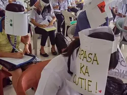 Aksi Unik Mahasiswa Filipina Pakai Topi Anti Nyontek